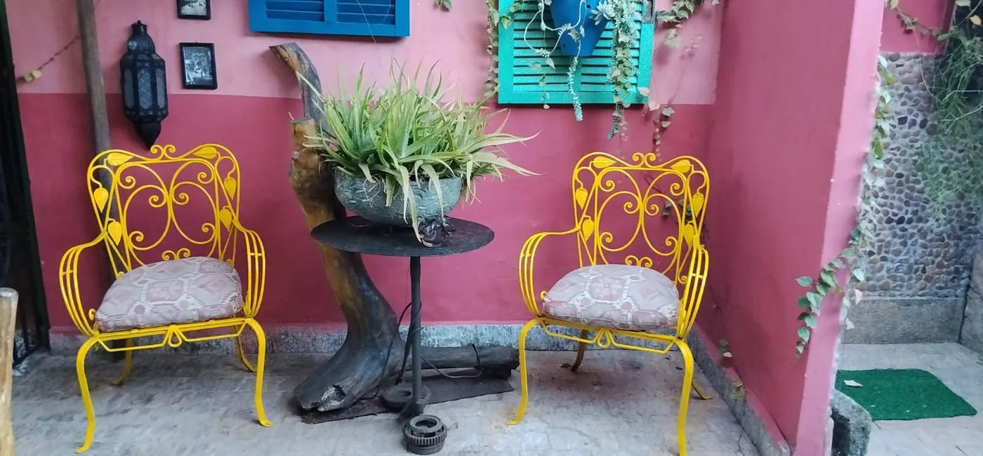 Jardim da pousada com rede de descanso